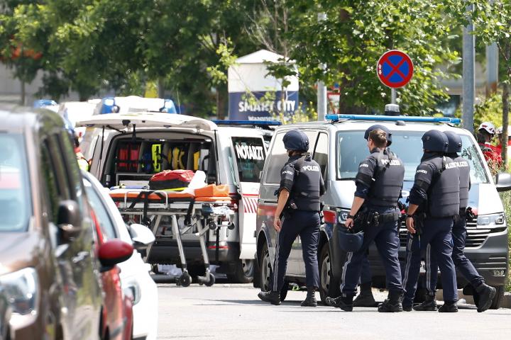 Personal de emergencias y policía austríaca, durante el dispositivo tras el ataque en un instituto de Graz, Austria.