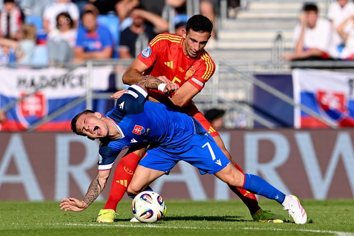 César Tárrega disputa un balón ante Tomas Suslov en el estreno de España en la Eurocopa Sub-21