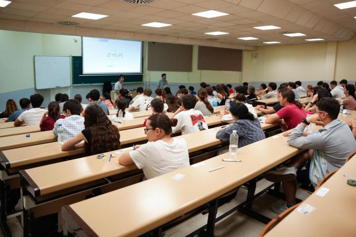 Estudiantes presentándose a la PAU en Sevilla, en este 2025.