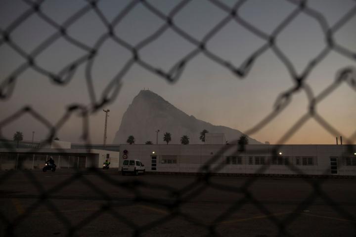 Una barrera rota con Gibraltar al fondo