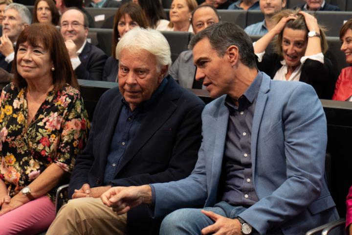 Felipe González y Pedro Sánchez, juntos en un acto en 2022