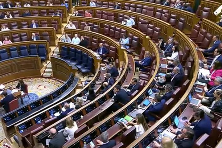 La bancada popular, con gritos de "dimisión" contra Santos Cerdán.