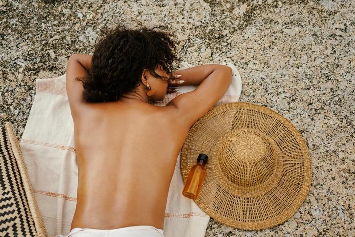 Una mujer tomando el sol