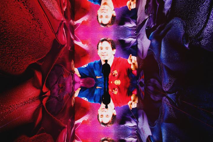 Presentación de la obra de arte benéfica sobre el mítico gol de cabeza de Leo Messi al Manchester United en la final de la Champions 2008-2009