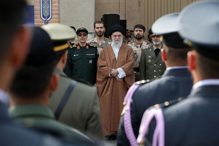 Ali Jamenei, entre los honores de las fuerzas militares este viernes 13 de junio