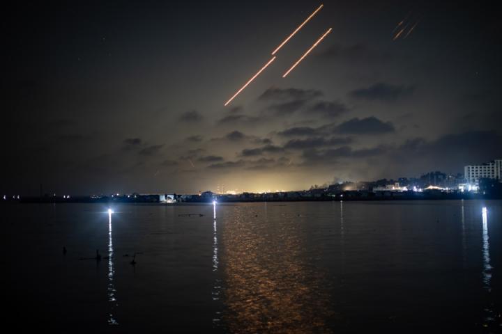 Varios misiles de Irán cruzan los cielos de Gaza en su camino hacia Israel