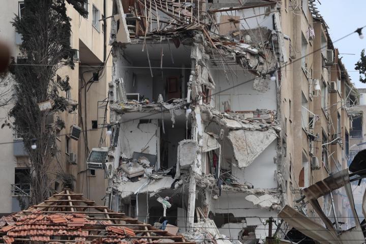 El sitio de una zona residencial dañada después de que misiles balísticos iraníes impactaran Rehovot, en el centro de Israel, el 15 de junio de 2025.