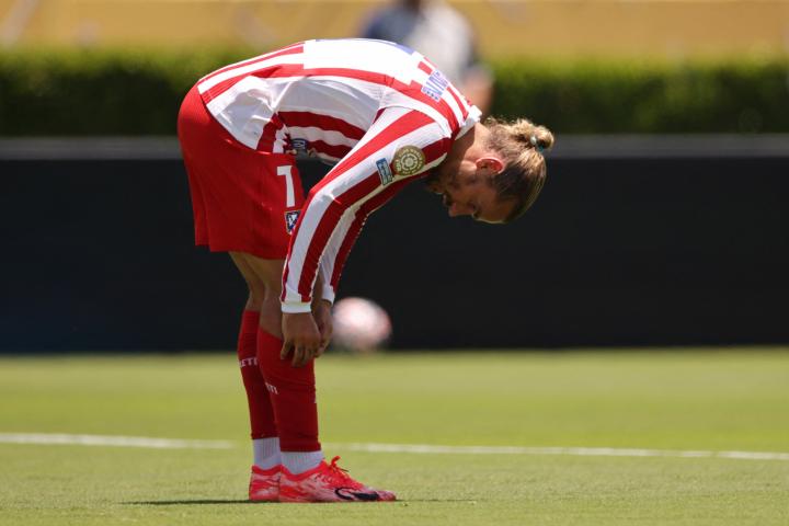 Antoine Griezman se ajusta las medias tras encajar uno de los goles del PSG en el debut del Atlético de Madrid en el Mundialito de Clubes