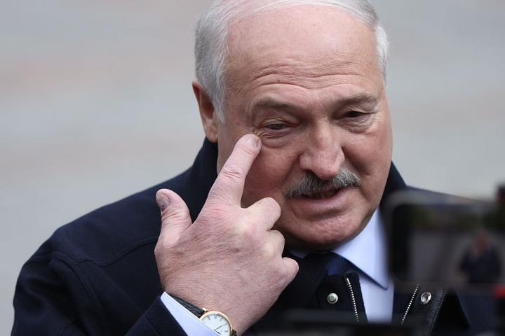 Alexander Lukashenko sonríe —más o menos— en el Desfile de la Victoria en Moscú