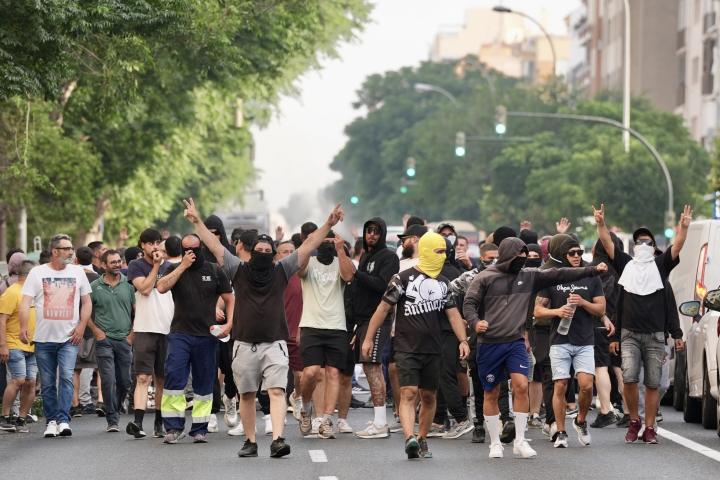 Las primeras horas de la huelga del metal en la provincia de Cádiz se están viviendo con la quema de barricadas en las carreteras, cortes de tráfico que han ocasionado importantes atascos en Puerto Real, y la interrupción de la circulación ferroviaria tanto de acceso como de salida a la bahía gaditana.