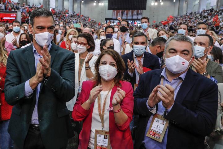 Pedro Sánchez, Adriana Lastra y Santos Cerdán; en una imagen de archivo durante el 40 aniversario del Congreso Federal del PSOE.