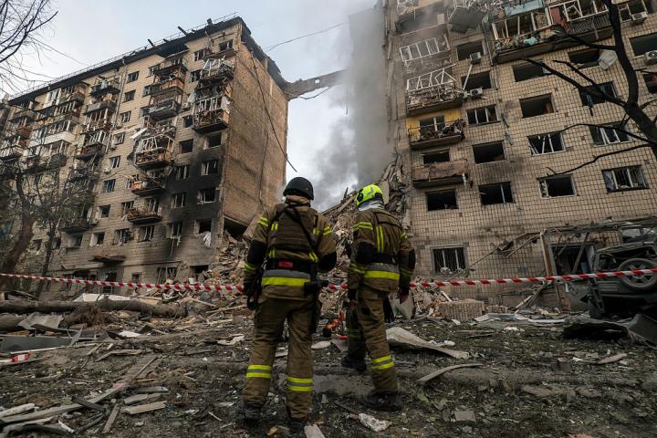 Rescatistas trabajan en el lugar donde un misil ruso destruyó un edificio de apartamentos en Kiev, Ucrania.