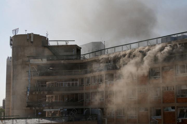 El humo se eleva entre las instalaciones del hospital israelí Soroka Medical Center, tras recibir el impacto de un misil iraní, en la localidad de Be'er Sheva.
