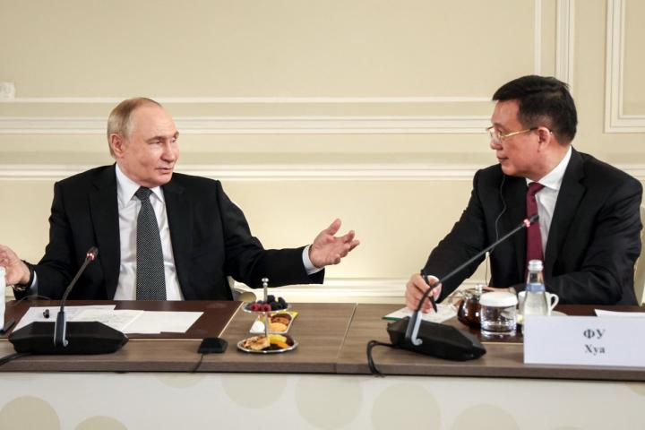 El presidente ruso, Vladimir Putin, se reúne con los jefes de agencias de noticias internacionales en San Petersburgo.