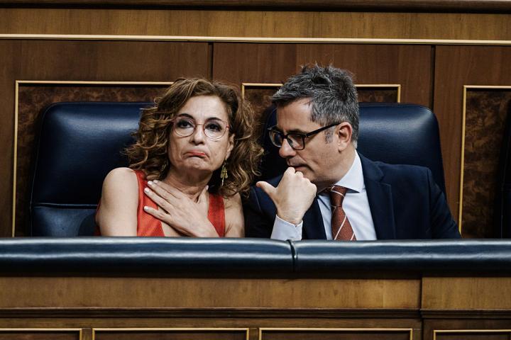 Félix Bolaños, hablando con la vicepresidenta primera del Gobierno, María Jesús Montero, este jueves en el Congreso