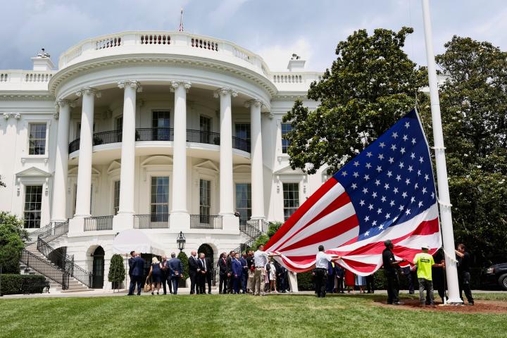 Izado de una bandera de Estados Unidos en los jardines de la Casa Blanca.