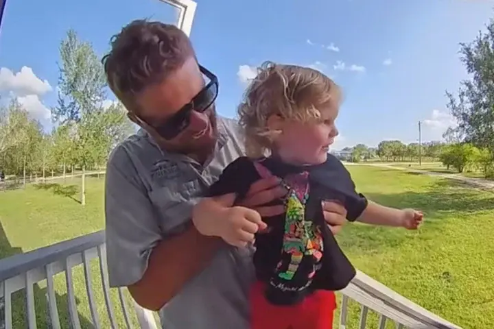 Kelly Laine pensó que su hijo Kevin era su hermano gemelo Liam.