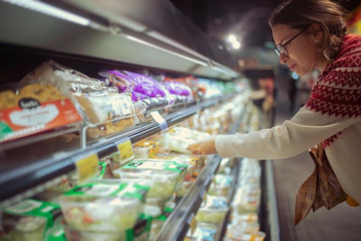 Una joven en un supermercado de Finlandia, en la sección de productos naturales.