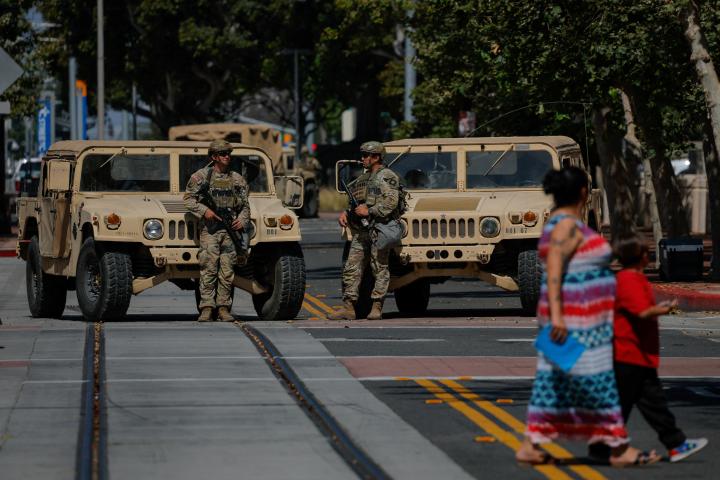 Efectivos de la Guardia Nacional de EEUU desplegados en Santa Ana, California.