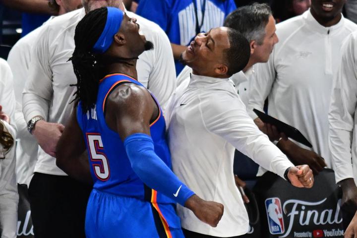El base Luguentz Dort celebra la victoria de los Oklahoma City Thunder en las finales de la NBA.