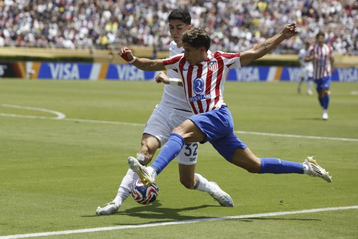 El jugador del Atlético de Madrid Giuliano Simeone lucha por un balón con Jair Cunha, futbolista de Botafogo