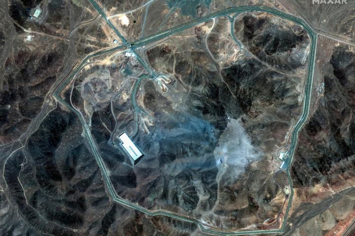 Imagen satelital de las instalaciones del programa nuclear iraní en Fordow, tras el ataque de EEUU con bombarderos B2 Spirit.