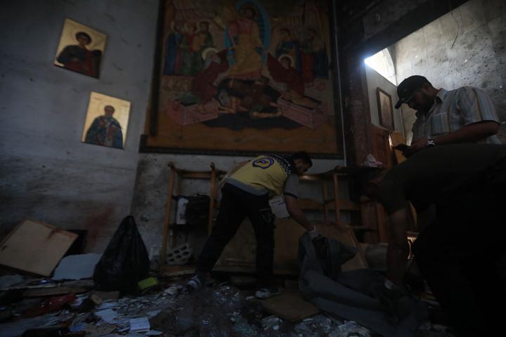 Interior de la iglesia de Damasco tras el atentado suicida.