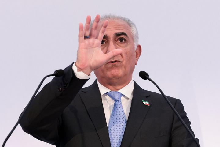 Reza Pahlavi, príncipe heredero y líder opositor iraní, este lunes en su conferencia en París