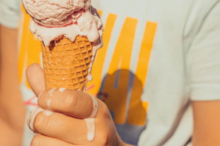 Un niño comiéndose un helado, en una imagen de archivo