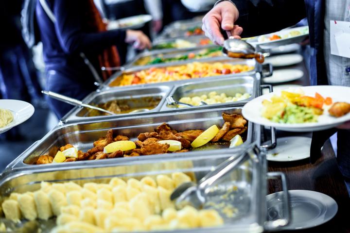 Imagen de archivo de bandejas en un buffet libre.