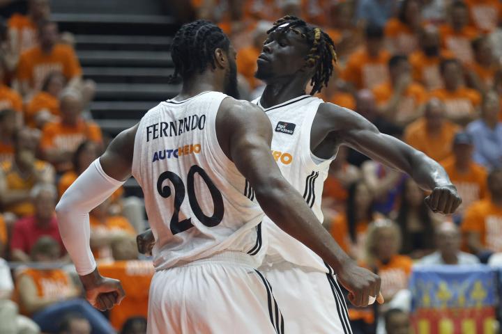 Los jugadores del Real Madrid Eli Ndiaye y Bruno Fernando en el tercer partido de la final de la Liga Endesa.