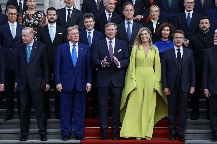 Máxima de Holanda, en la foto de familia de la Cumbre de la OTAN en La Haya el 24 de junio de 2025.