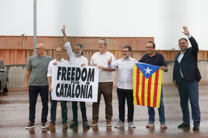 Raül Romeva, Jordi Turull, Jordi Cuixart, Joaquim Forn, Jordi Sànchez, Josep Rull y Oriol Junqueras, a su salida de prisión.
