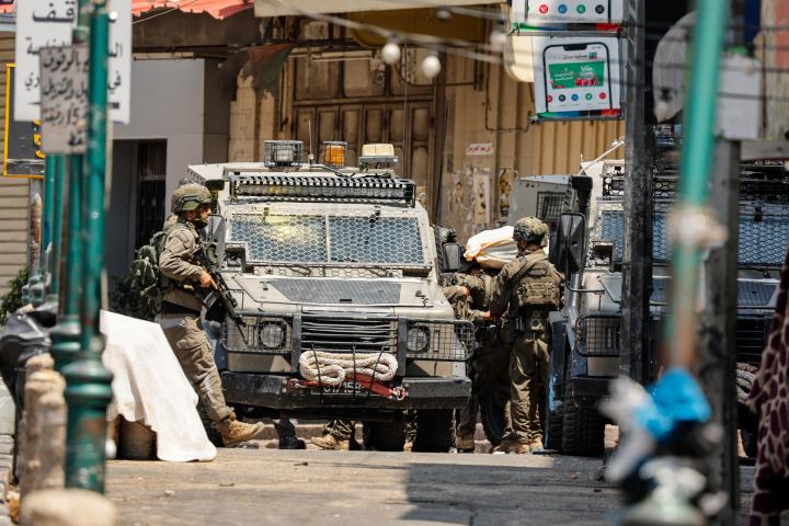 Soldados israelíes practicando una redada en Nablús, en la Cisjordania ocupada.