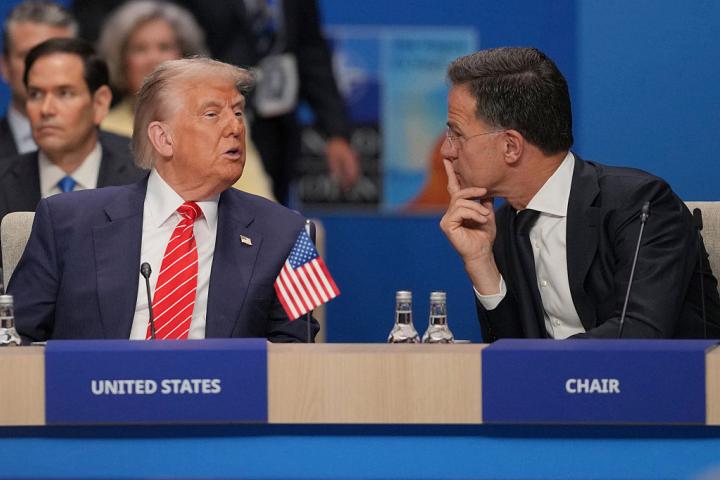 Donald Trump conversa con Mark Rutte durante la cumbre de la OTAN en La Haya