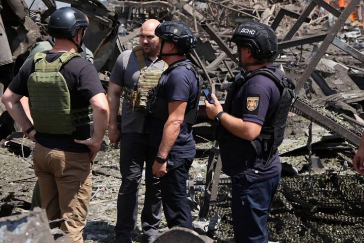 Fuerzas de seguridad, presentes en Dnipropetrovsk tras uno de los recientes ataques rusos