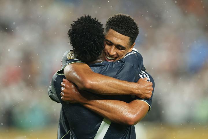 Vinicius y Jude Bellingham celebran uno de los goles del Real Madrid al Salzburgo.