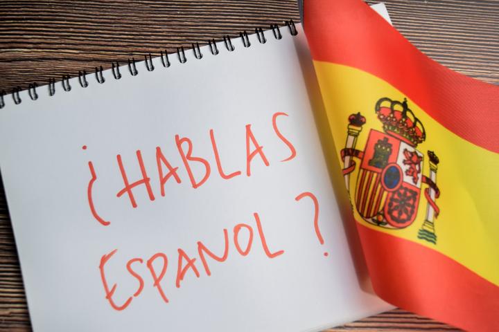 Hablar español.