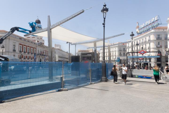Los toldos que el Ayuntamiento de Madrid está instalando en la Puerta del Sol de Madrid.