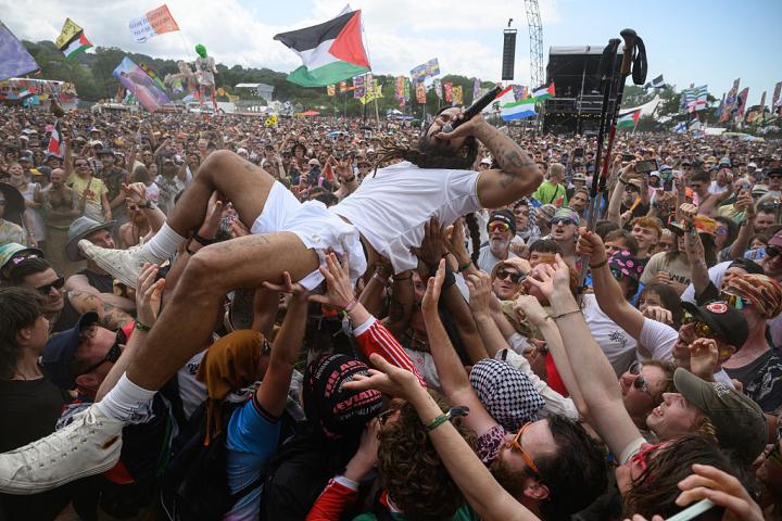 El cantante Bobby Vylan, del dúo punk Bob Vylan en su concierto de Glastonbury.