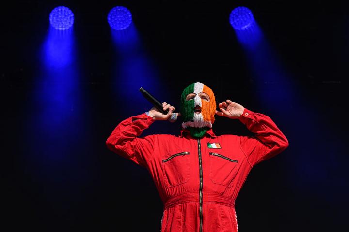 DJ Provaí, miembro del grupo de rap irlandés Kneecap, en su concierto de Glastonbury.