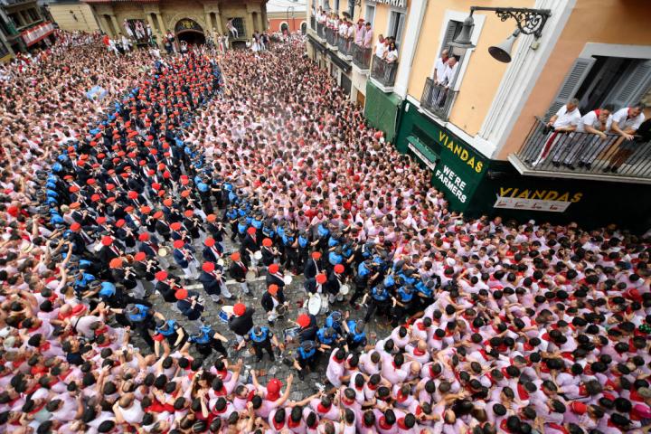 Gentío en Pamplona durante una actuación de la banda municipal el día del Chupinazo