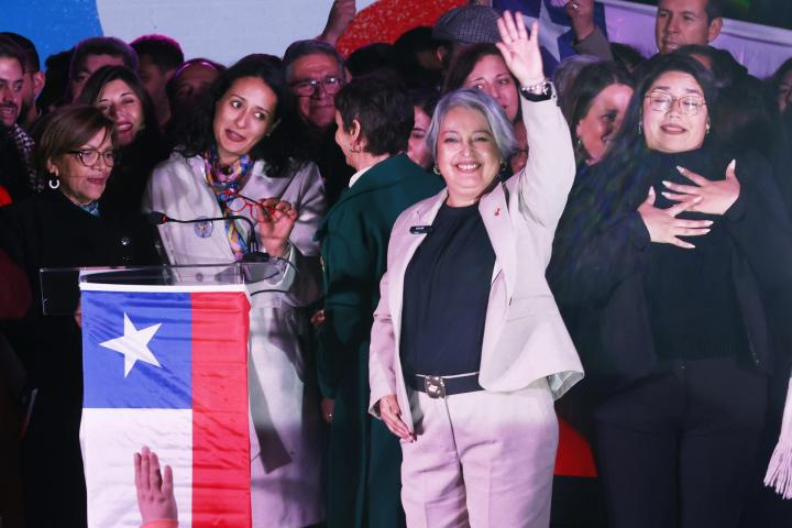 La vencedora de las primarias de la izquierda en Chile, Jeanette Jara, festeja su triunfo.
