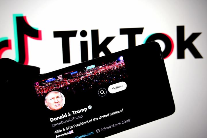 Una de las cuentas en redes sociales del presidente de EEUU, Donald Trump, ante un fondo con el logotipo de TikTok.