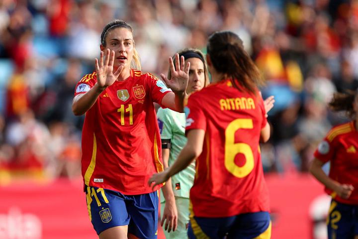 Alexia Putellas y Aitana Bonmatí celebran un gol de España