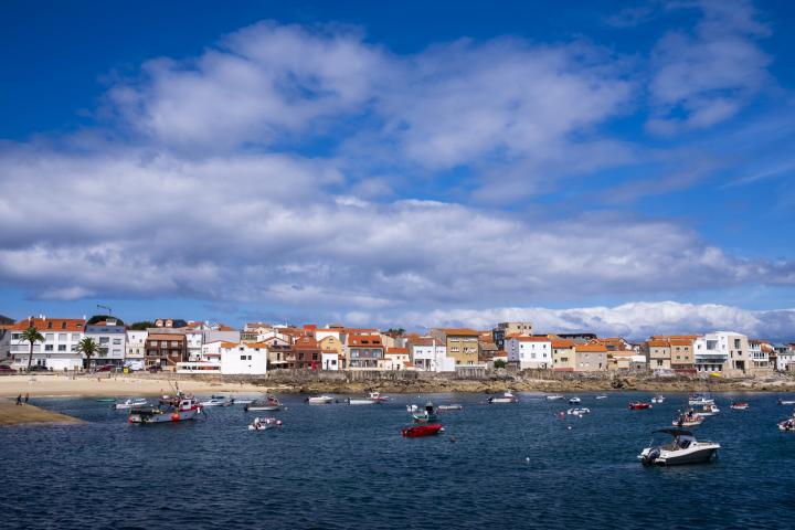 Imagen de archivo de la fachada marítima de la localidad ribeirense de Corrubedo (A Coruña, Galicia).