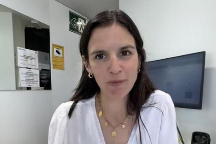 La joyera de la joyería Fina García que narra la historia de la pedida de mano fallida.