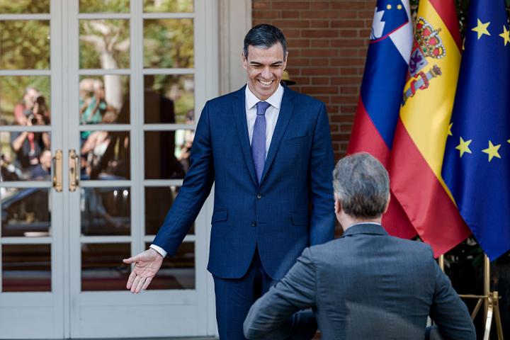 Pedro Sánchez recibe con un abrazo a Robert Golob en La Moncloa