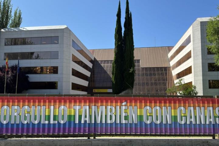 La pancarta del Imserso por los derechos LGTBIQ+