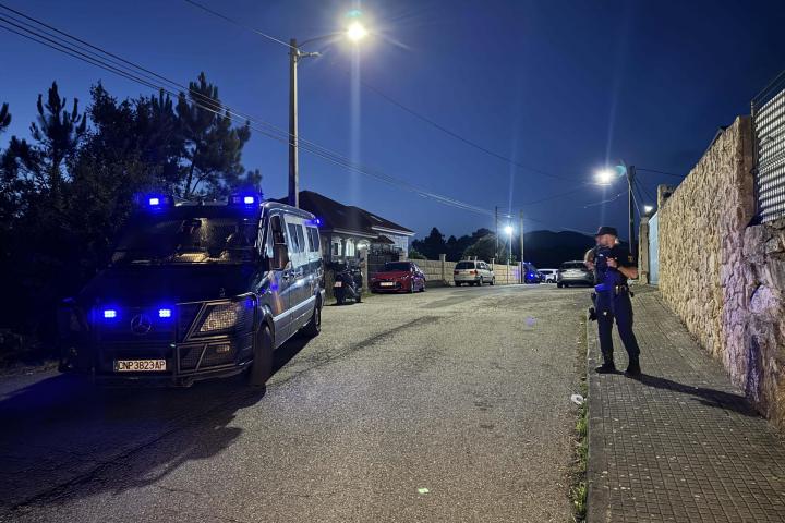 La Policía Nacional vigila la zona de Ribeira en la que se ha declarado la pelea mortal.